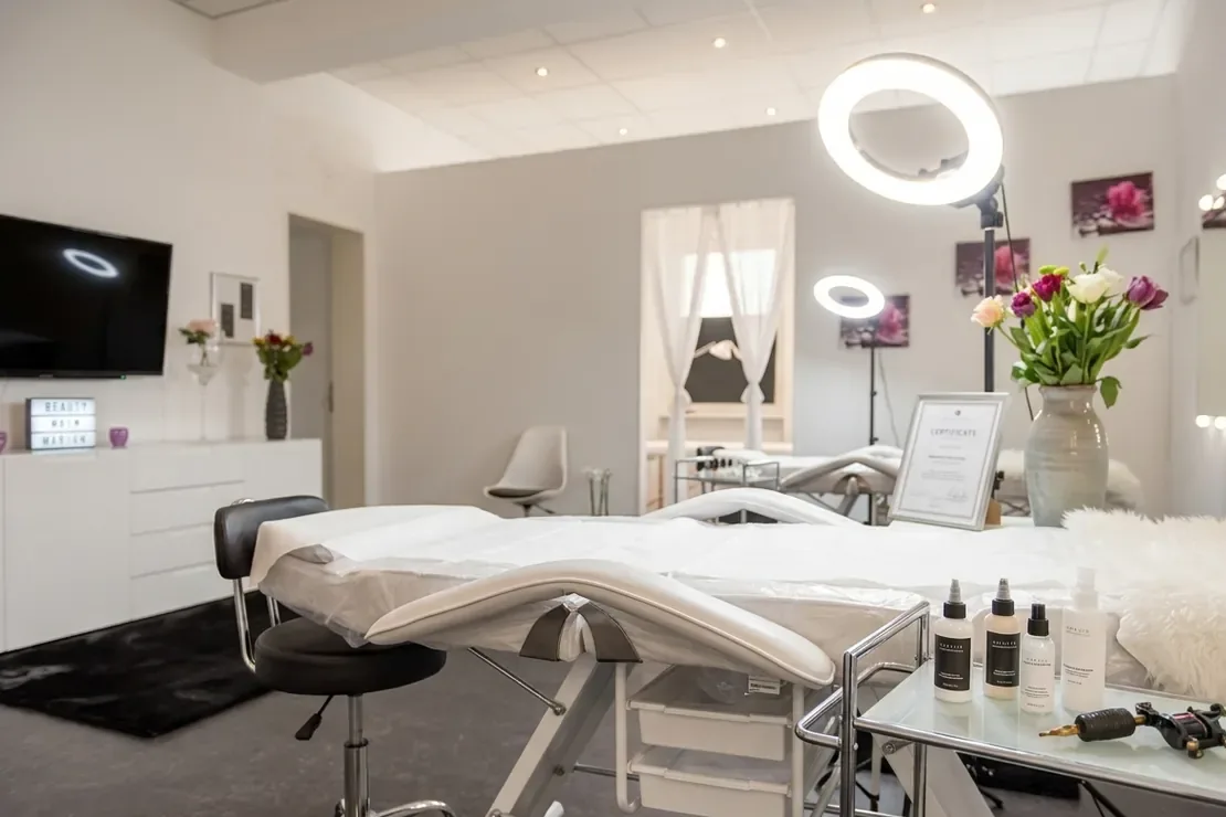 Behandlungsliege mit Ringlicht im Studio von BeautyByMaryam