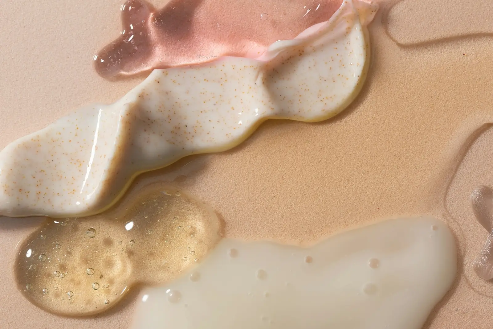 Pflegetexturen aus Serum, Gel und Creme