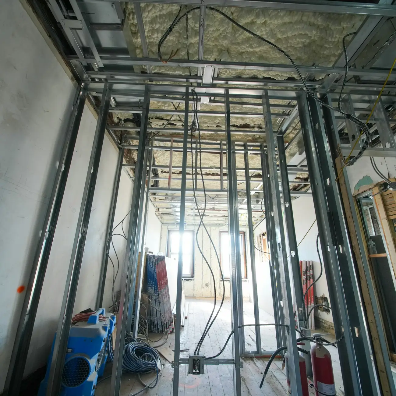 Altbauwohnung im Rohzustand mit Metallständerwänden und neu verlegten Leitungen