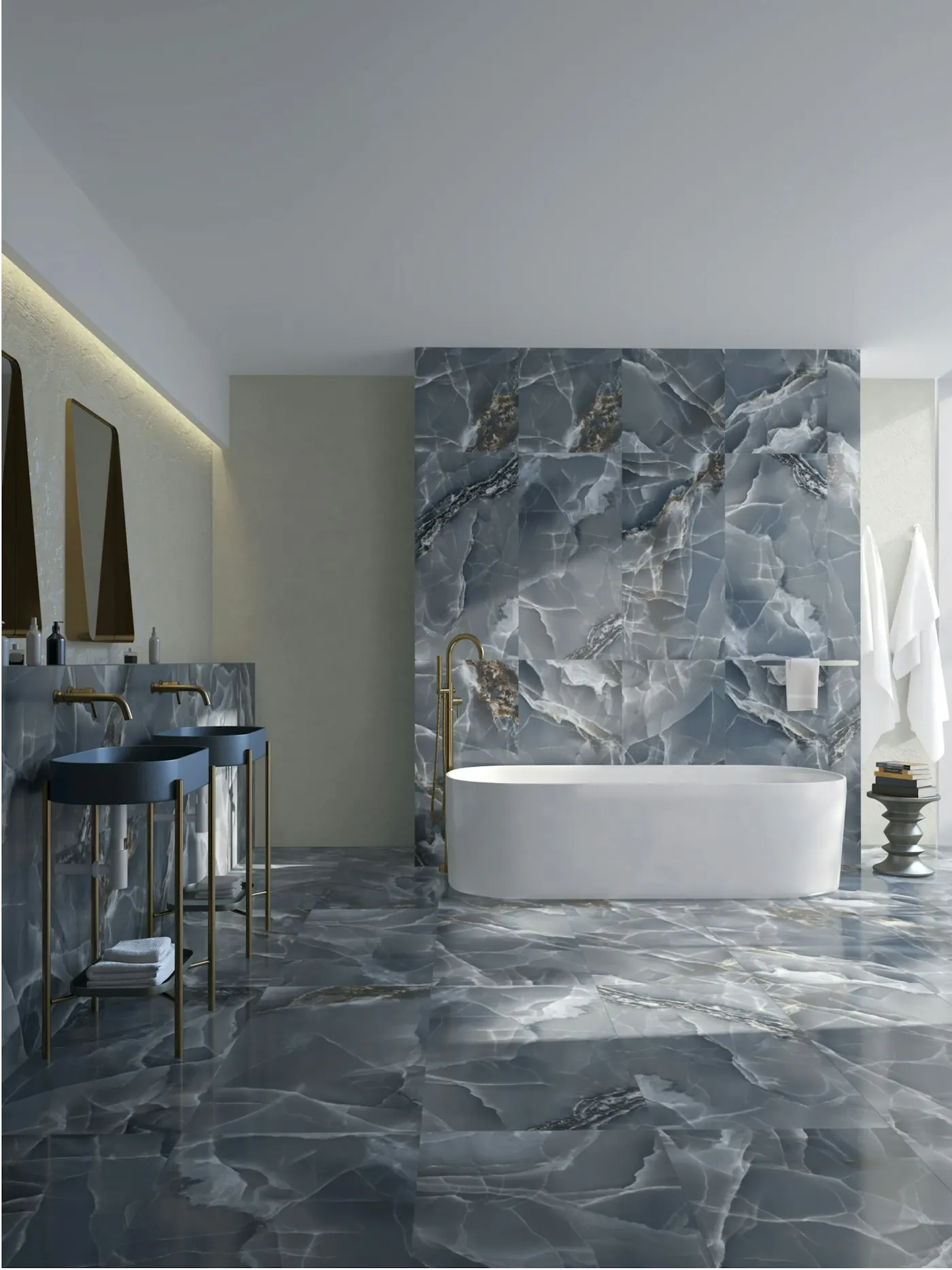 Spa-Bereich mit grauem Marmor und freistehender Wanne
