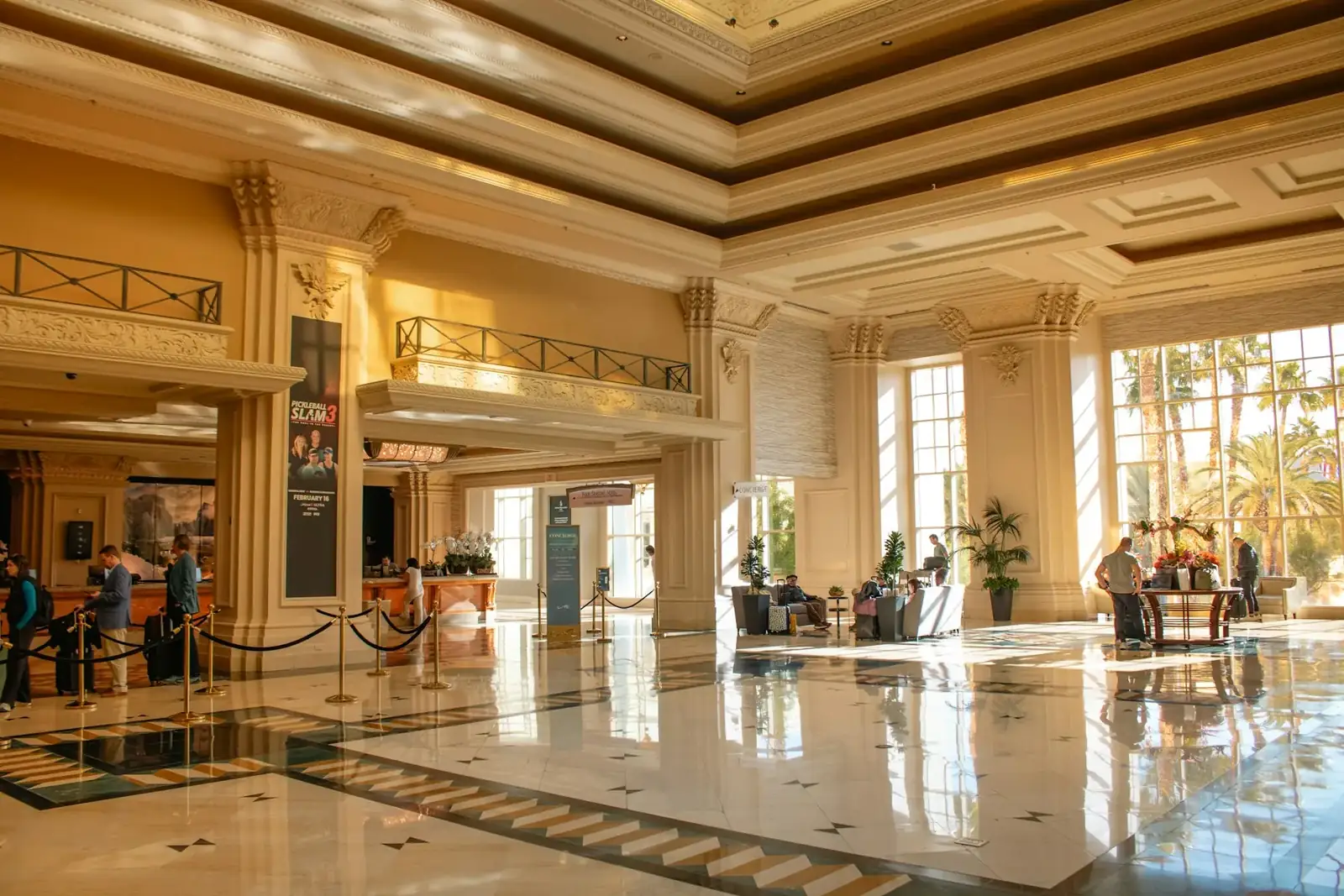 Hotellobby mit poliertem Marmorboden