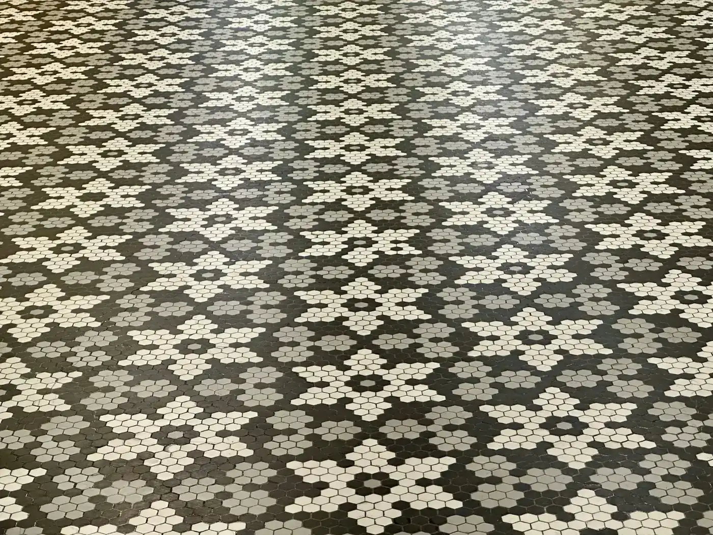 Historisches Bodenmosaik in Schwarz und Weiß