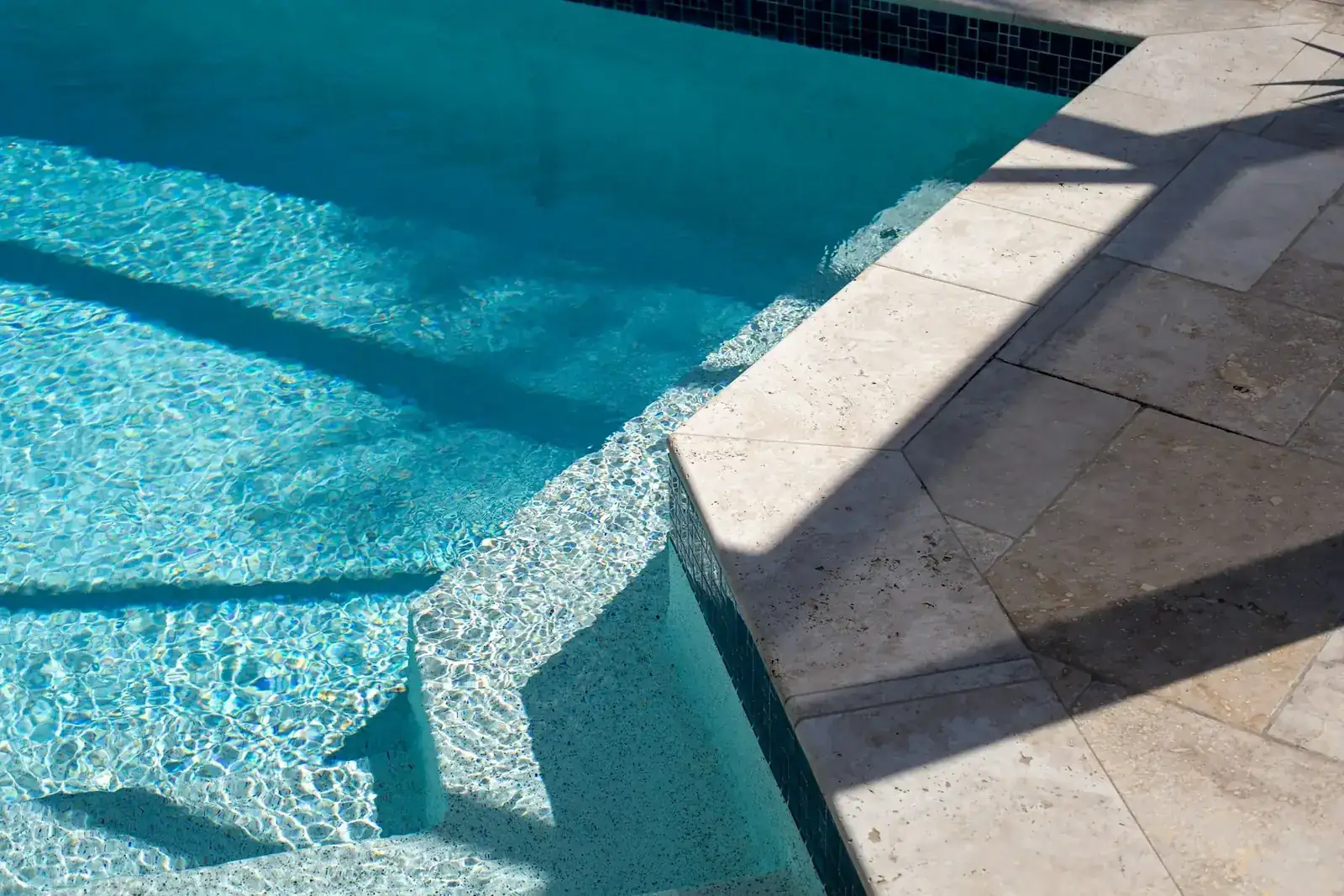 Poolumrandung aus Natursteinplatten