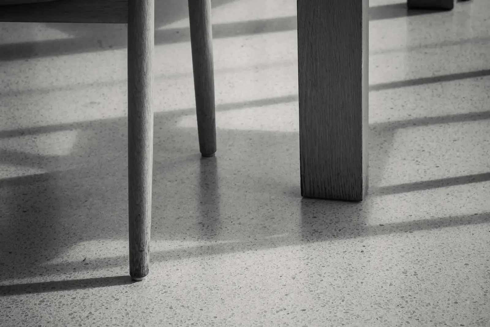 Terrazzo-Boden mit feiner Körnung im Streiflicht