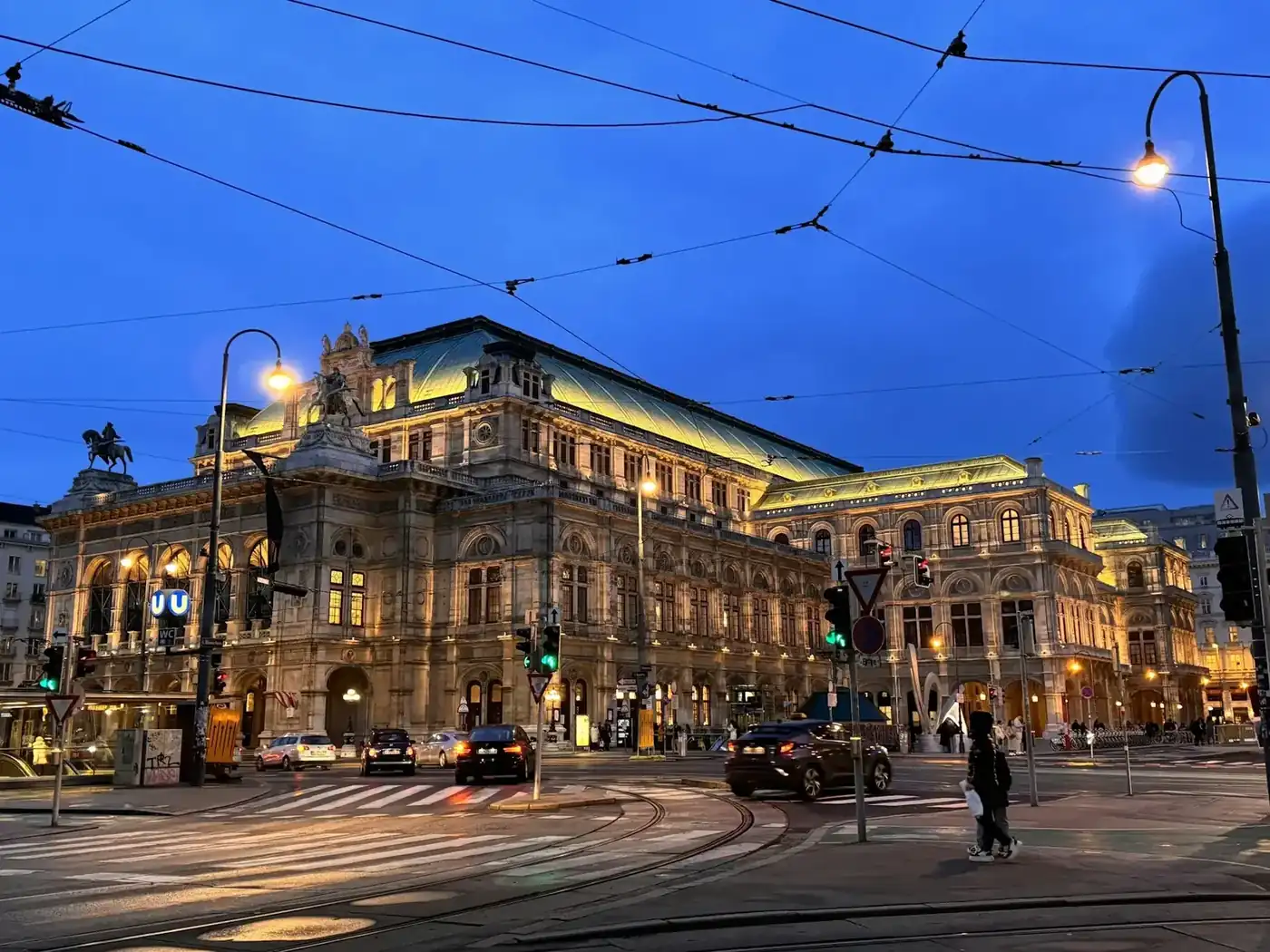 Wiener Staatsoper am Ring in der Abenddämmerung